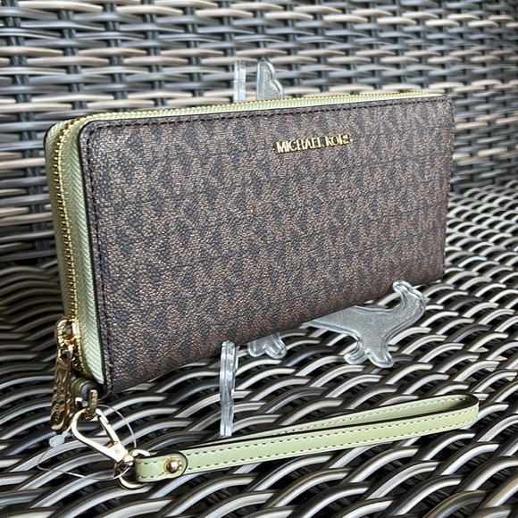 Michael Kors Jet Set Travel Large Travel CONTINENTAL 
Light Sage - Picture 10 of 16